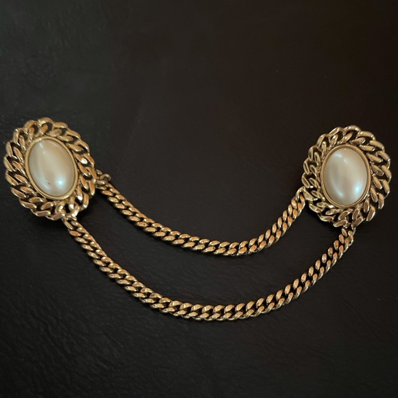 CHCHAREL Vintage Double Pins Oval Pearls And Gold Tone coat Sweater pin. HTF - Picture 4 of 6
